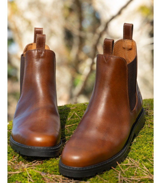 La Chelsea Honey XL incarne l’essence du style Heritage Farmer, désormais disponible en grandes pointures (48, 49 et 50).