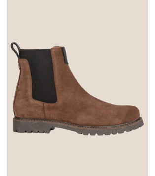 La City – Nubuck Marron  Intemporelle par nature, affirmée par ses détails, La City réinterprète l’iconique bottine Chelsea .