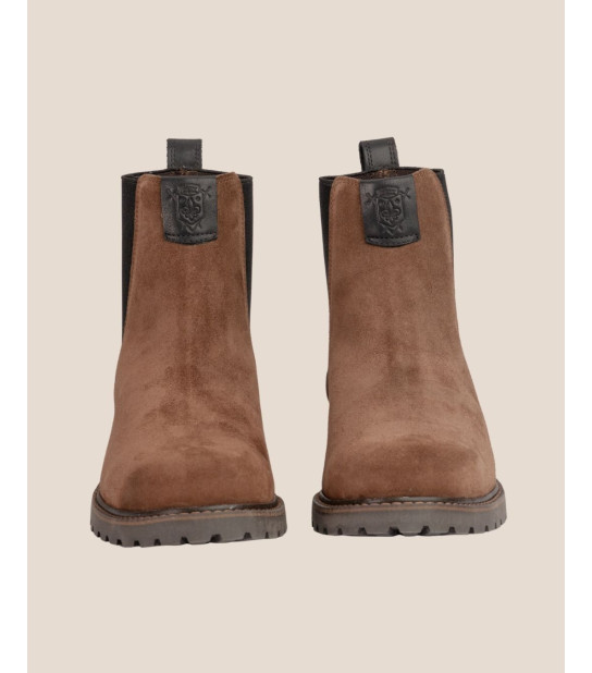 La City – Nubuck Marron  Intemporelle par nature, affirmée par ses détails, La City réinterprète l’iconique bottine Chelsea .