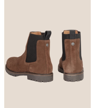 La City – Nubuck Marron  Intemporelle par nature, affirmée par ses détails, La City réinterprète l’iconique bottine Chelsea .