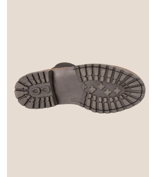La City – Nubuck Marron  Intemporelle par nature, affirmée par ses détails, La City réinterprète l’iconique bottine Chelsea .