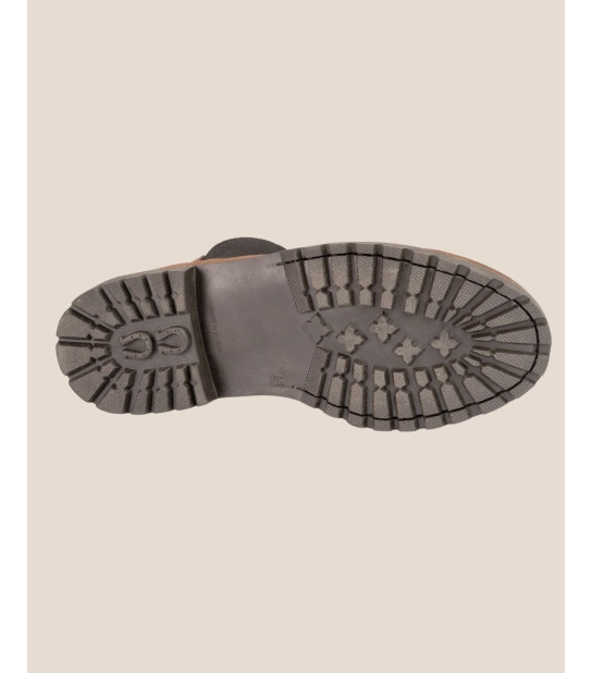 La City – Nubuck Marron  Intemporelle par nature, affirmée par ses détails, La City réinterprète l’iconique bottine Chelsea .