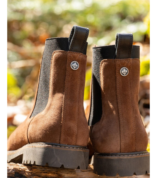La City – Nubuck Marron  Intemporelle par nature, affirmée par ses détails, La City réinterprète l’iconique bottine Chelsea .