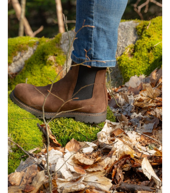 La City – Nubuck Marron  Intemporelle par nature, affirmée par ses détails, La City réinterprète l’iconique bottine Chelsea .