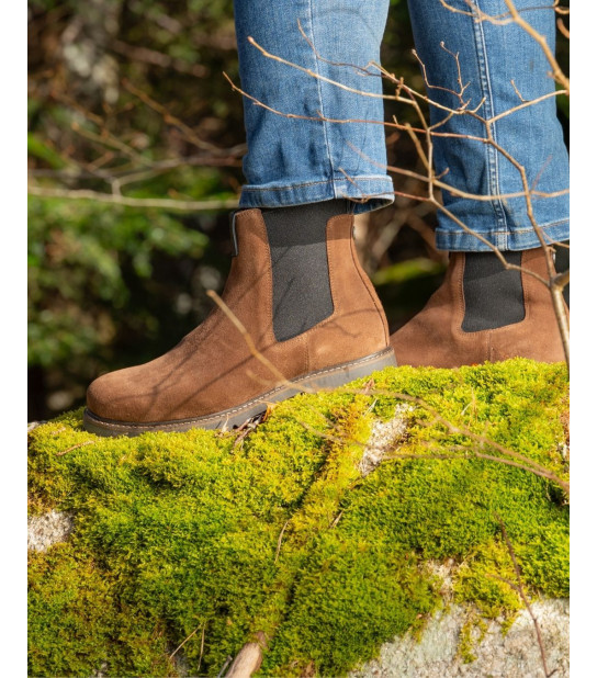 La City – Nubuck Marron  Intemporelle par nature, affirmée par ses détails, La City réinterprète l’iconique bottine Chelsea .