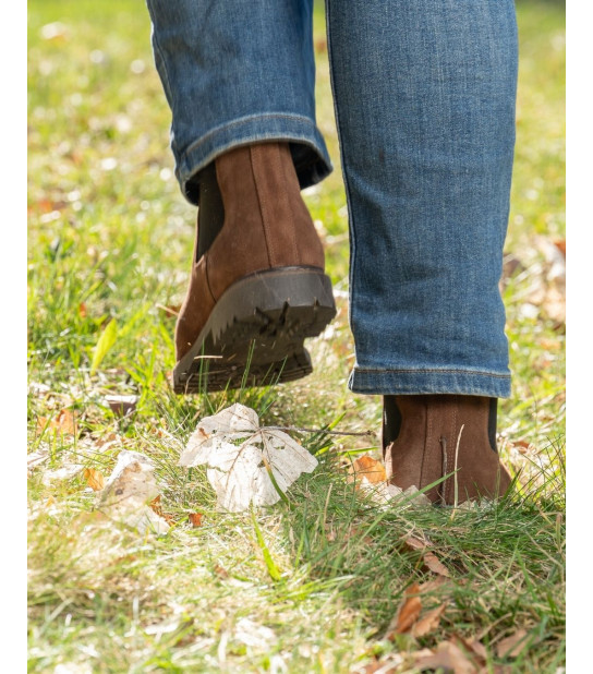 La City – Nubuck Marron  Intemporelle par nature, affirmée par ses détails, La City réinterprète l’iconique bottine Chelsea .