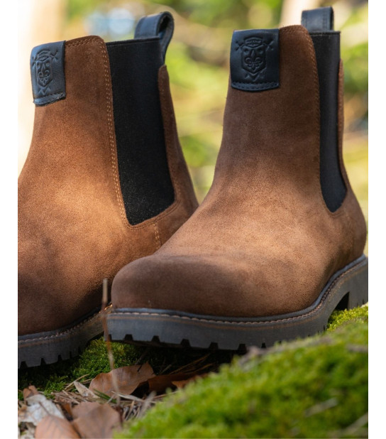 La City – Nubuck Marron  Intemporelle par nature, affirmée par ses détails, La City réinterprète l’iconique bottine Chelsea .