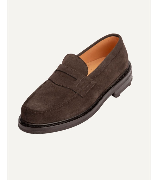 15015 — Élégance essentiel. associe la douceur d’un cuir suédé raffiné à une construction durable et confortable.
