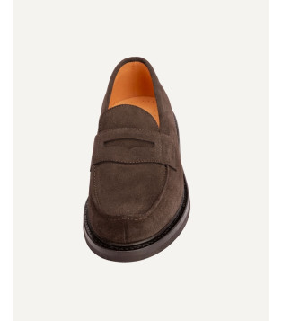 15015 — Élégance essentiel. associe la douceur d’un cuir suédé raffiné à une construction durable et confortable.