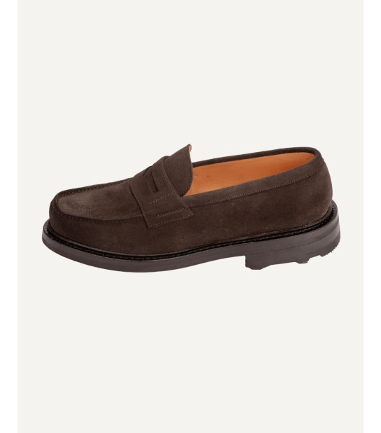 15015 — Élégance essentiel. associe la douceur d’un cuir suédé raffiné à une construction durable et confortable.