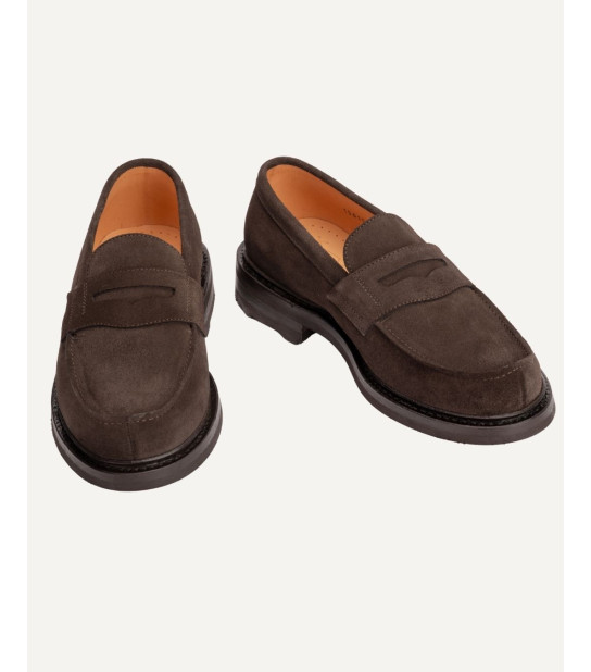 15015 — Élégance essentiel. associe la douceur d’un cuir suédé raffiné à une construction durable et confortable.