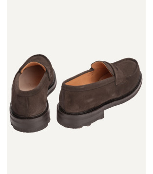 15015 — Élégance essentiel. associe la douceur d’un cuir suédé raffiné à une construction durable et confortable.
