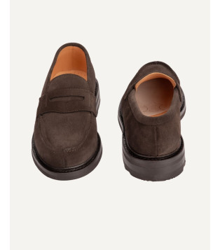 15015 — Élégance essentiel. associe la douceur d’un cuir suédé raffiné à une construction durable et confortable.