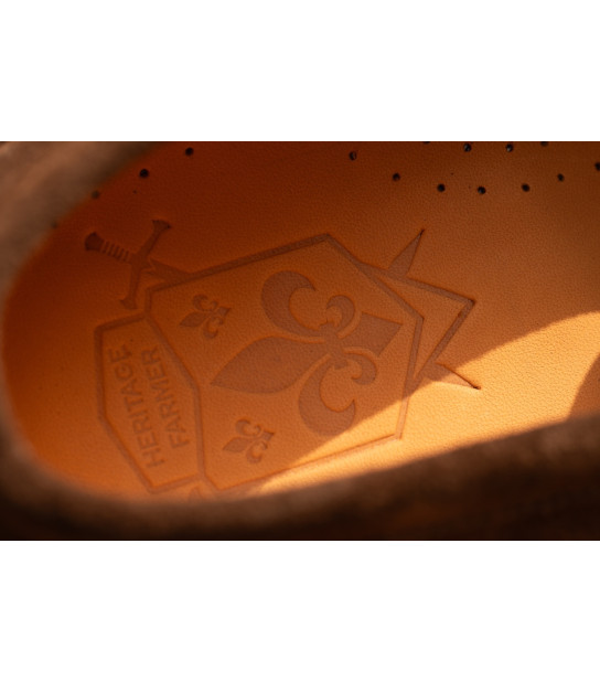 15015 — Élégance essentiel. associe la douceur d’un cuir suédé raffiné à une construction durable et confortable.