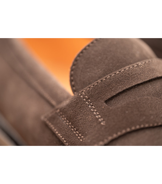 15015 — Élégance essentiel. associe la douceur d’un cuir suédé raffiné à une construction durable et confortable.