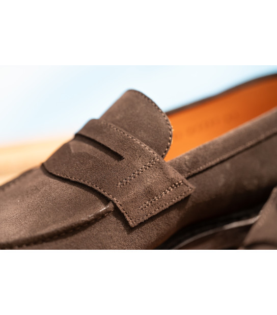 15015 — Élégance essentiel. associe la douceur d’un cuir suédé raffiné à une construction durable et confortable.