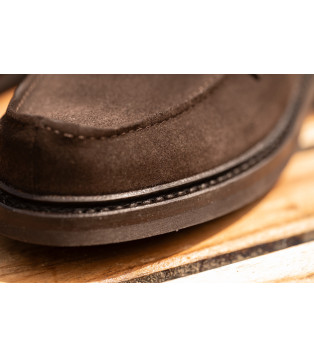 15015 — Élégance essentiel. associe la douceur d’un cuir suédé raffiné à une construction durable et confortable.