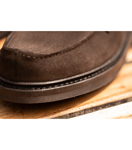 15015 — Élégance essentiel. associe la douceur d’un cuir suédé raffiné à une construction durable et confortable.