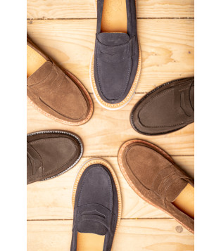 15015 — Élégance essentiel. associe la douceur d’un cuir suédé raffiné à une construction durable et confortable.