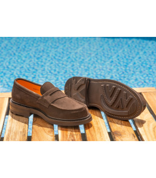 15015 — Élégance essentiel. associe la douceur d’un cuir suédé raffiné à une construction durable et confortable.