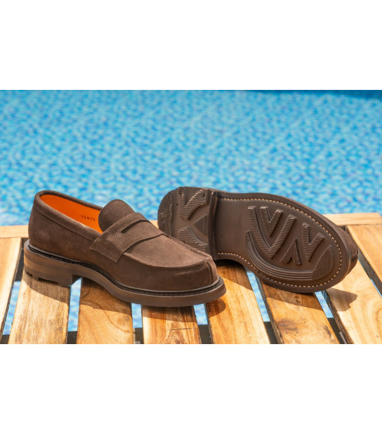 15015 — Élégance essentiel. associe la douceur d’un cuir suédé raffiné à une construction durable et confortable.