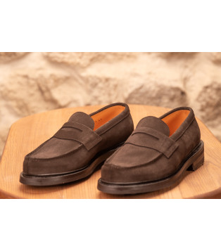 15015 — Élégance essentiel. associe la douceur d’un cuir suédé raffiné à une construction durable et confortable.