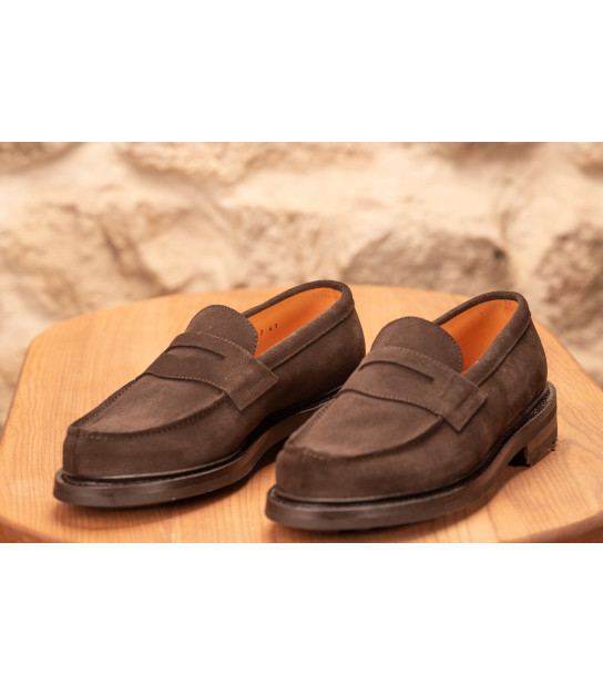 15015 — Élégance essentiel. associe la douceur d’un cuir suédé raffiné à une construction durable et confortable.