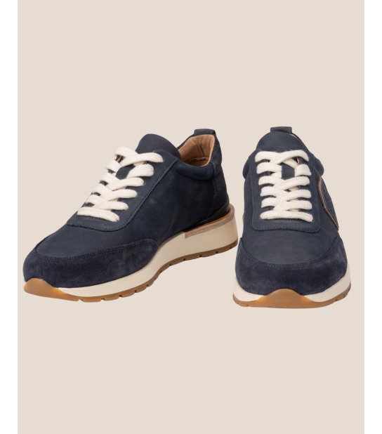 Pensée pour accompagner le quotidien avec style et confort, cette basket est a la fois élegante et confortable